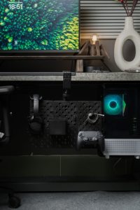 Stanowisko gracza z monitorem, padem i akcesoriami na biurku
